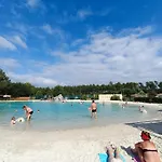 En Parc Residentiel Pour 4 Personnes A Proximite De La مكان تخييم *