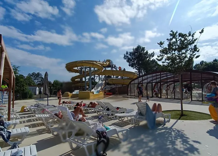 Campingplatz En Parc Residentiel Pour 4 Personnes A Proximite De La